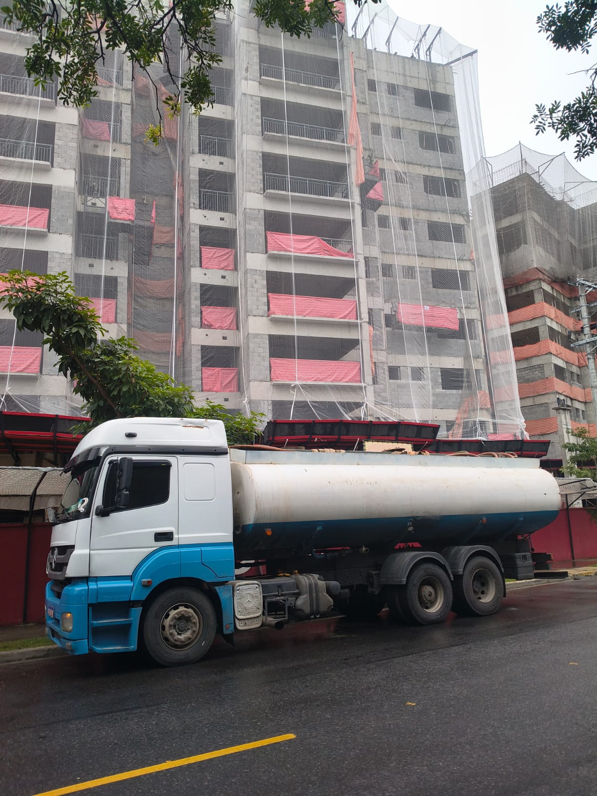 Caminhão-pipa Aguazul abastecendo obra em São Paulo