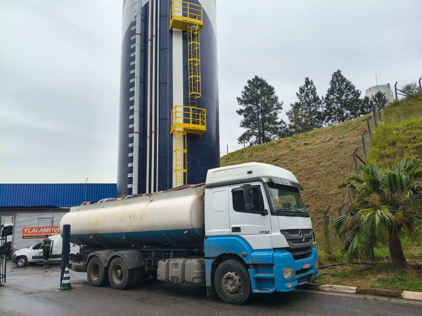 Caminhão-pipa Aguazul reabastecendo em torre de água