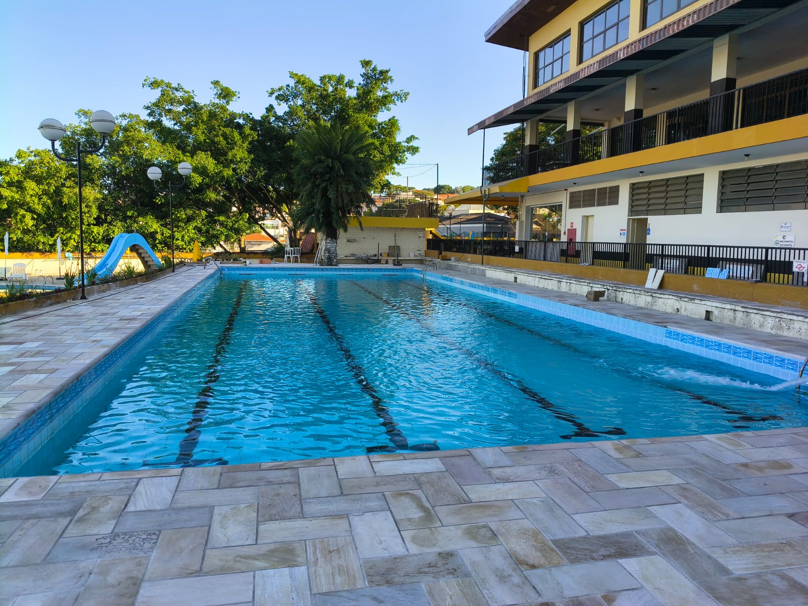 Enchimento de piscina de clube com água potável
