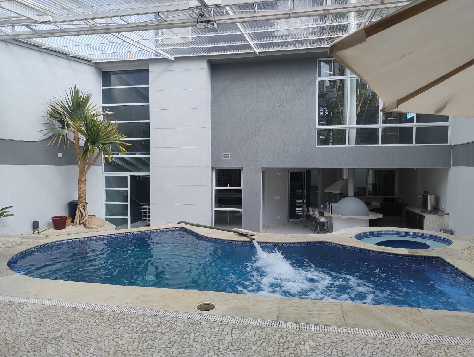 Piscina coberta abastecida com água potável
