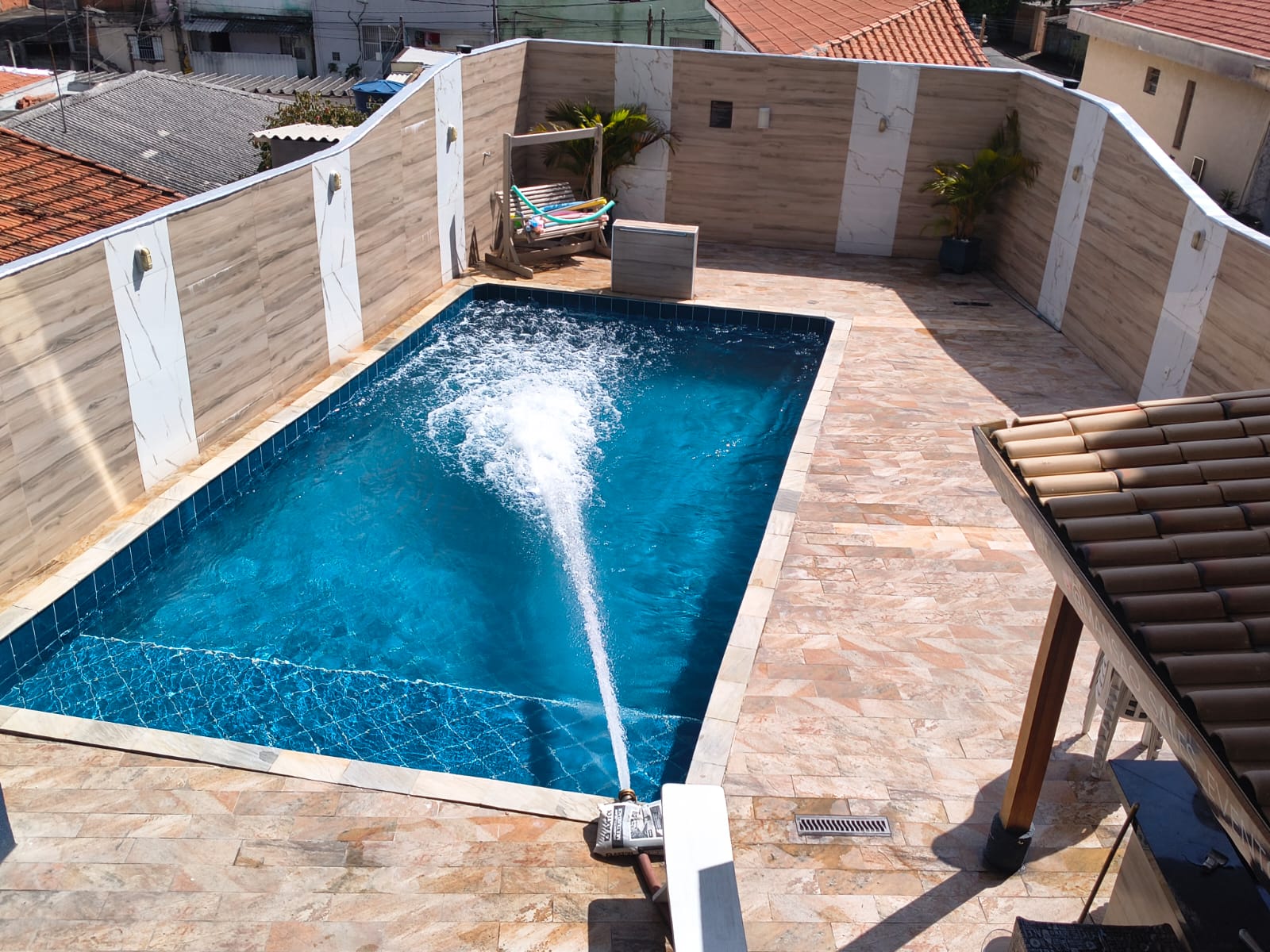 Piscina de cobertura abastecida pela Aguazul